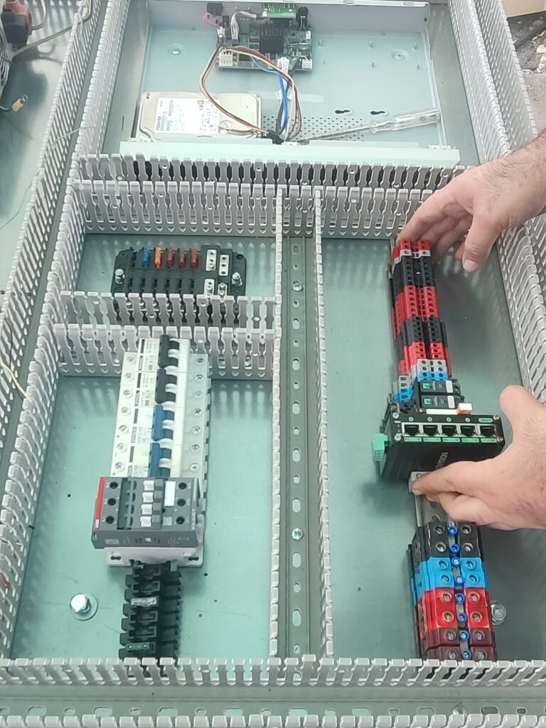 בניית ארון מתח נמוך ומצלמות אבטחה שלב חיבור האביזרים