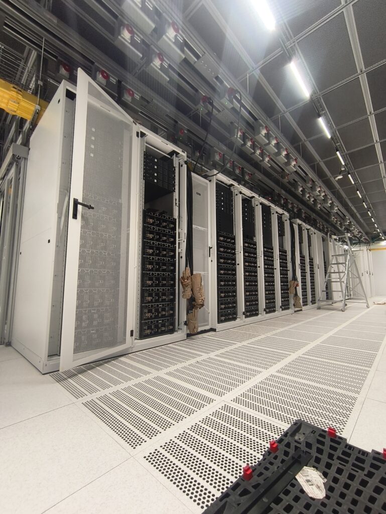 חדר שרתים בשלבי בניה AI